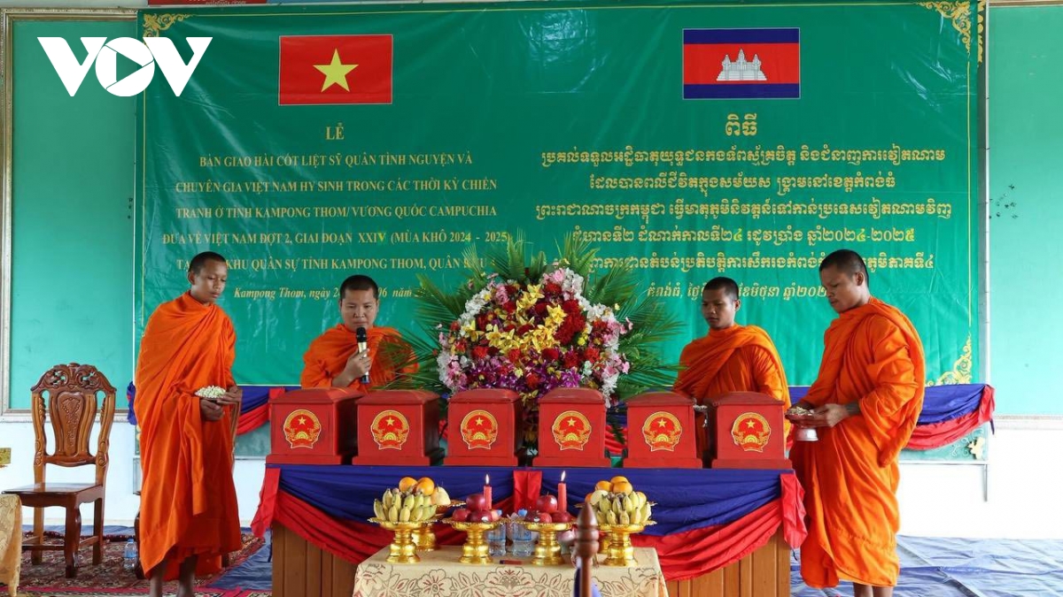 Campuchia bàn giao 6 hài cốt liệt sĩ quân tình nguyện Việt Nam về nước